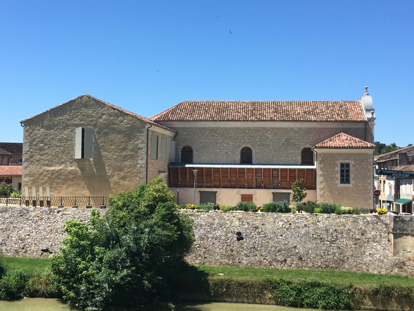 Travaux de charpente traditionnelle au théâtre municipal de Condom