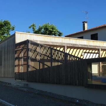 Réalisation d’une crèche en ossature bois à Vic-Fezensac, vue extérieure avec structure en bois
