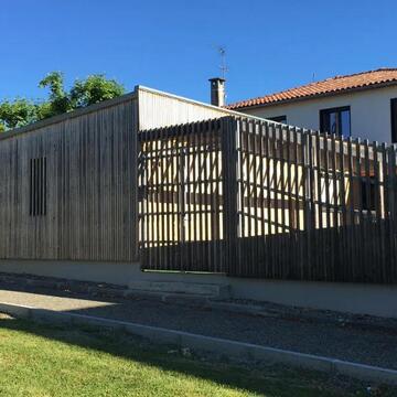 Réalisation d’une crèche en ossature bois à Vic-Fezensac, façade extérieure avec bardage en bois