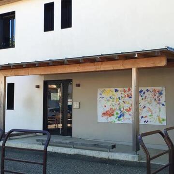 Entrée principale d’une crèche en ossature bois à Vic-Fezensac avec porche en bois