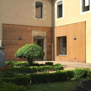 Terrasse bois et bardage sur la médiathèque et office du tourisme de Vic-Fezensac