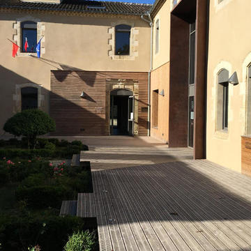 Terrasse bois et bardage sur la médiathèque et office du tourisme de Vic-Fezensac