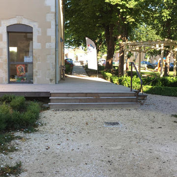 Terrasse bois et bardage sur la médiathèque et office du tourisme de Vic-Fezensac