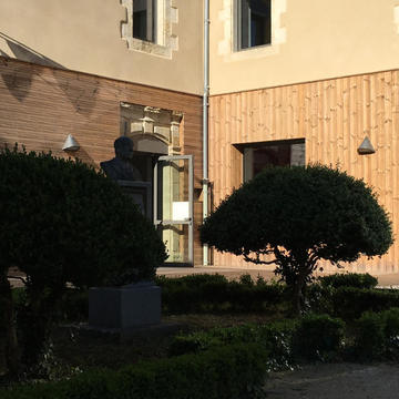 Terrasse bois et bardage sur la médiathèque et office du tourisme de Vic-Fezensac