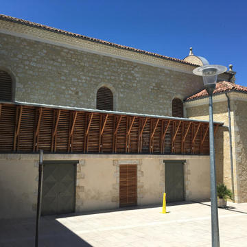 Travaux de charpente traditionnelle au théâtre municipal de Condom