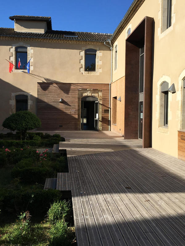 Terrasse bois et bardage sur la médiathèque et office du tourisme de Vic-Fezensac